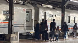 Lonjakan penumpang di musim libur panjang Hari Kenaikan Isa Almasih di Stasiun Pekalongan sebanyak 18 ribu penumpang, Minggu (17/5/26). Foto : Istimewa