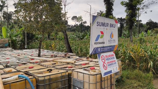 Puluhan kempu atau bak penampung minyak bumi yang dihasilkan oleh sumur tua di Desa Sojomerto, Kecamatan Gumuh, Kabupaten Kendal yang beroperasi kembali siap dikirim ke Pertamina, Minggu (17/5/26).