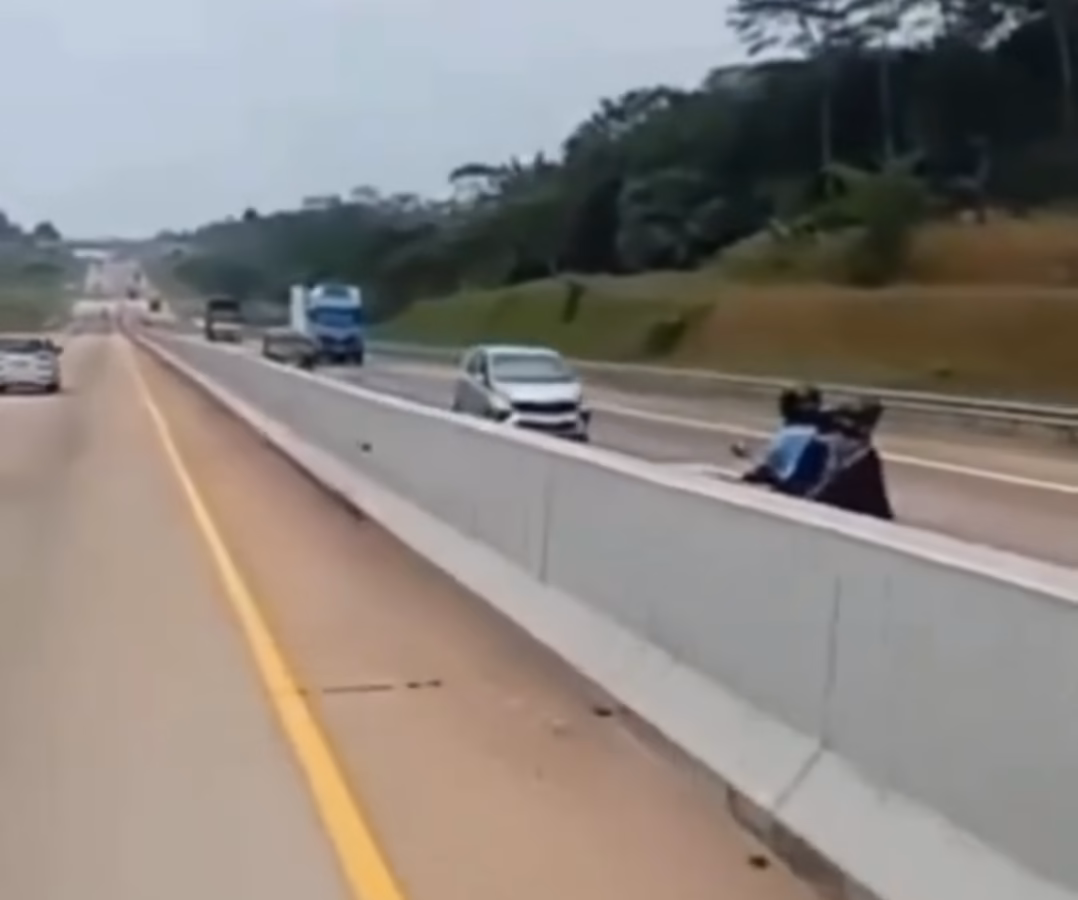 Penampakan pengendara motor yang berboncengan dengan keluarganya melaju di Jalan Tol Batang - Semarang dengan melawan arah, Jum'at (15/5/26) Foto : Istimewa