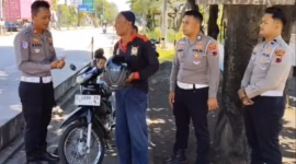 Anggota Satlantas Polres Batang memberikan pembinaan kepada Muhidin (73) yang ternyata seorang tukang ojek pangkalan lanjut usia asal Kota Pekalongan yang viral karena masuk Jalan Tol Batang-Semarang di KM 352, Selasa (19/5/26). Foto : Istimewa