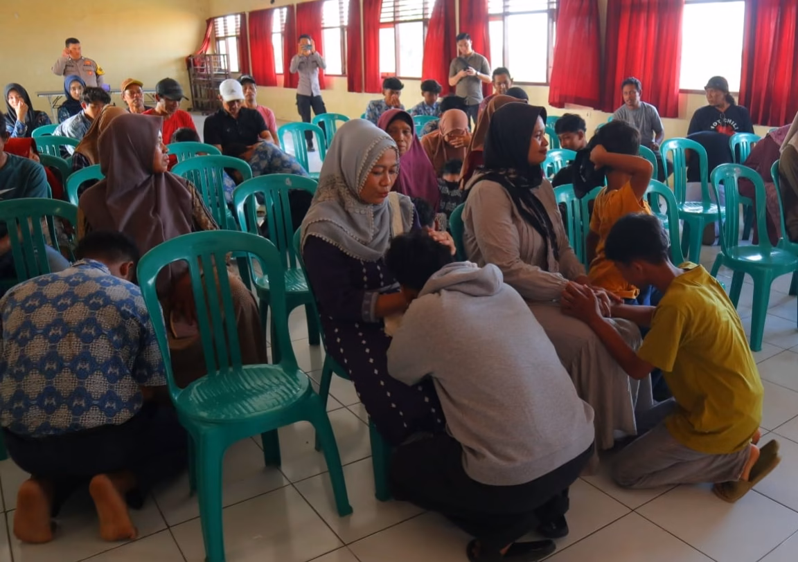 Sejumlah siswa yang terlibat dalam aksi konvoi yang belakangan viral bersimpuh dan meminta maaf kepada orang tua masing-masing, Rabu (20/5/26).