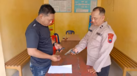 Polisi memeriksa pistol mainan yang digunakan pelaku pencurian sepeda motor di wilayah Bantarbolang Pemalang untuk mengancam petugas saat dilakukan penangkapan, Kamis (21/5/26).