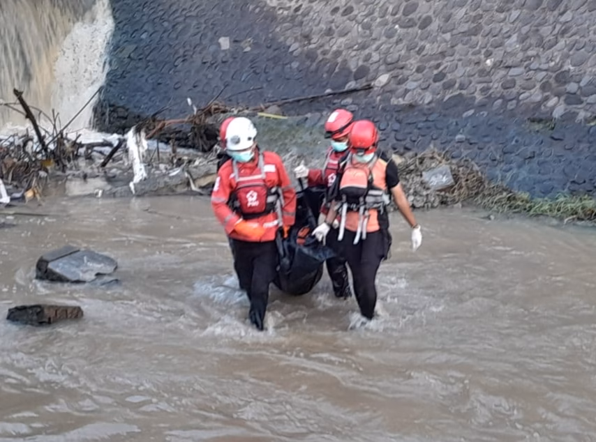 Tim SAR gabungan berhasil menemukan dan mengevakuasi jenasah atlet PODSI Pemalang yang diduga tewas tenggelam di Sungai Laes, Senin (25/5/26). Foto Istimewa
