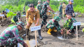 Puluhan anggota TNI, Polri dan ASN di Kabupaten Pekalongan menanam mangroove di Pantai Wonokerto, Senin (25/5/26).