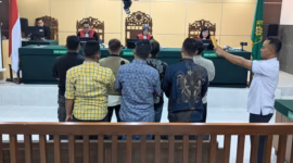 Tujuh saksi meringankan korban yang dihadirkan JPU disumpah sebelum sidang dimulai, Senin (25/5/26) malam.