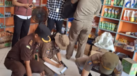 Tim gabungan menggeledah sejumlah warung di wilayah Kabupaten Batang dalam kegiatan operasi atau razia rokok ilegal yang dilakukan, Selasa (26/5/26). Foto : Istimewa