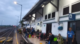 Antrean penumpang menunggu kereta api di Stasiun Batang mulai membludak dibanding hari biasanya di momen menjelang Lebaran Idul Adha, Selasa (26/5/26). Foto Istimewa