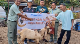 Perwakilan BDC Safari Beach Jateng, Octavianus BW Danu menyerahkan satu ekor kambing kepada panitia kurban Desa Klidanglor, Selasa (26/5/26). Foto : Istimewa