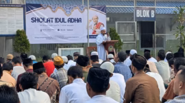Ratusan warga binaan dengan khidmat mendengarkan tausiyah usai salat Iduladha di lapangan Rutan Pekalongan, Rabu (27/5/26).