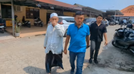 Terduga pelaku pencabulan yang merupakan pimpinan Ponpes Padepokan Padang Ati, KH ARF dikawal polisi menuju musala Polres Pekalongan Kota untuk salat dhuhur, Rabu (27/5/26)