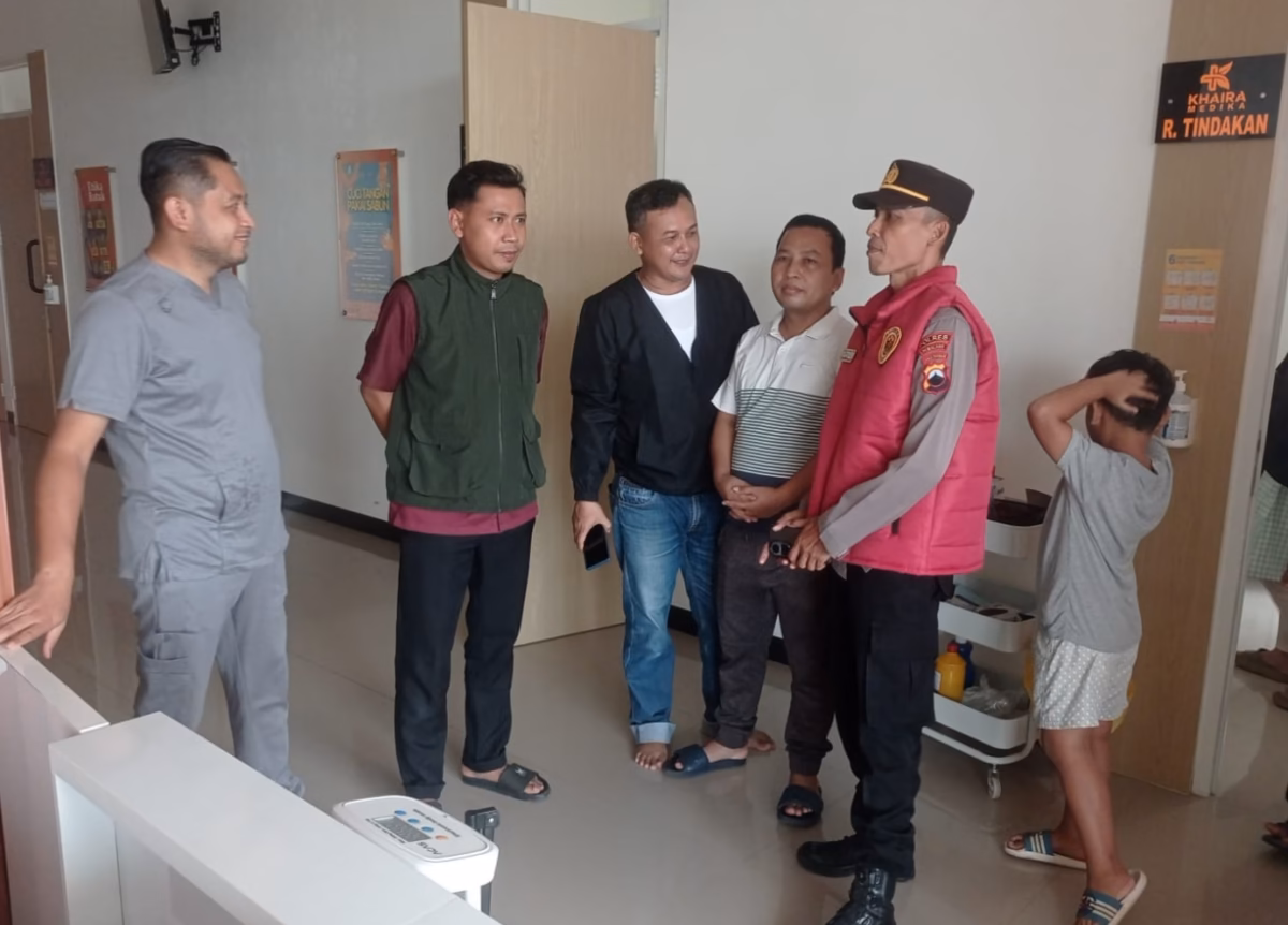 Anggota Polsek Bantarbolang meminta keterangan warga pasca kejadian memilukan di Hari Raya Idulfitri, Rabu (27/5/26).