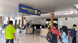 Kesibukan penumpang kereta api di Stasiun Peklaongan usai libur panjang Hari Raya Iduladha dan akhir pekan, Minggu (31/5/2026). Foto : Istimewa