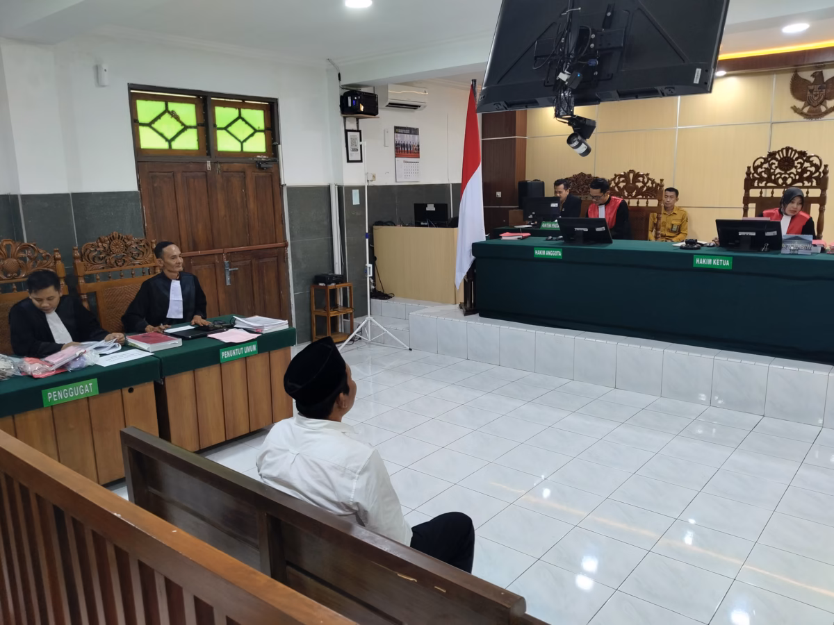 Terdakwa Dwi Hendratmo alias Duwel menjalani sidang lanjutan kasus dugaan penculikan dan penganiayaan terhadap korban Purwanto alias Gacon di PN Pekalongan dengan agenda mendengarkan keterangan saksi dokter RSI Muhammadiyah Pekajangan ynag dihadirkan JPU, Rabu (3/6/26).