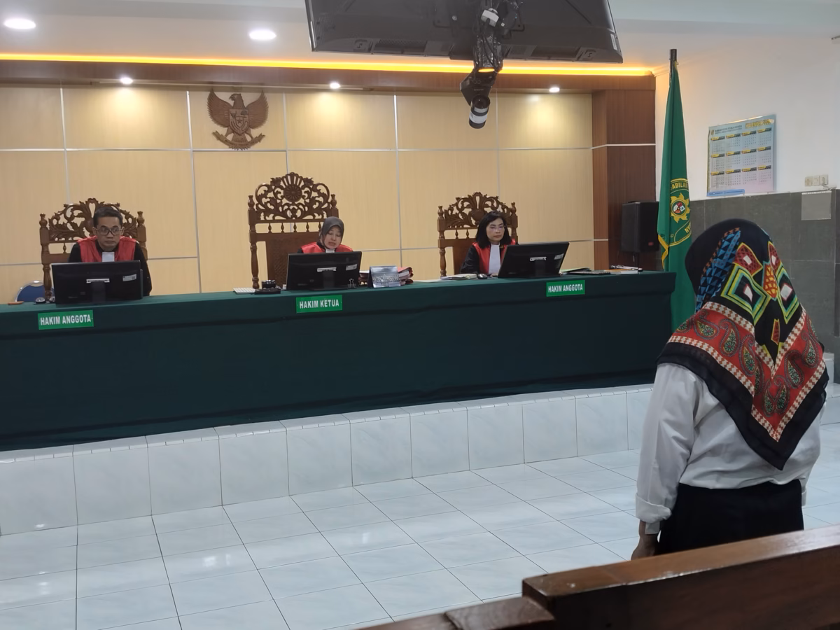 Yuli Purwati ibu rumah tangga warga Perumahan Griya Wiranata Indah, Desa Pekuncen, Kecamatan Wiradesa menerima vonis yang dijatuhkan oleh Majelis Hakim Pengadilan Pekalongan dua bulan lima belas hari setelah dinyatakan sah melakukan penganiayaan terhadap tetangganya sesua fakta persidangan, Rabu (3/6/26).