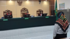 Yuli Purwati ibu rumah tangga warga Perumahan Griya Wiranata Indah, Desa Pekuncen, Kecamatan Wiradesa menerima vonis yang dijatuhkan oleh Majelis Hakim Pengadilan Pekalongan dua bulan lima belas hari setelah dinyatakan sah melakukan penganiayaan terhadap tetangganya sesua fakta persidangan, Rabu (3/6/26).