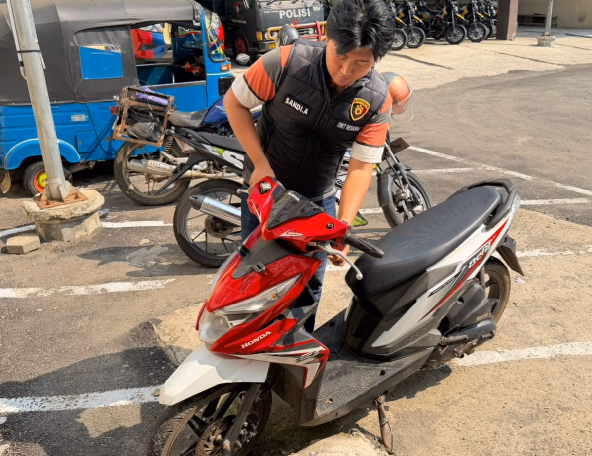 Petugas memperlihatkan bukti motor curian yang berhasil diungkap dalam dua hari di wilayah hukum Polres Pemalang, Sabtu (6/6/26). Foto : Istimewa