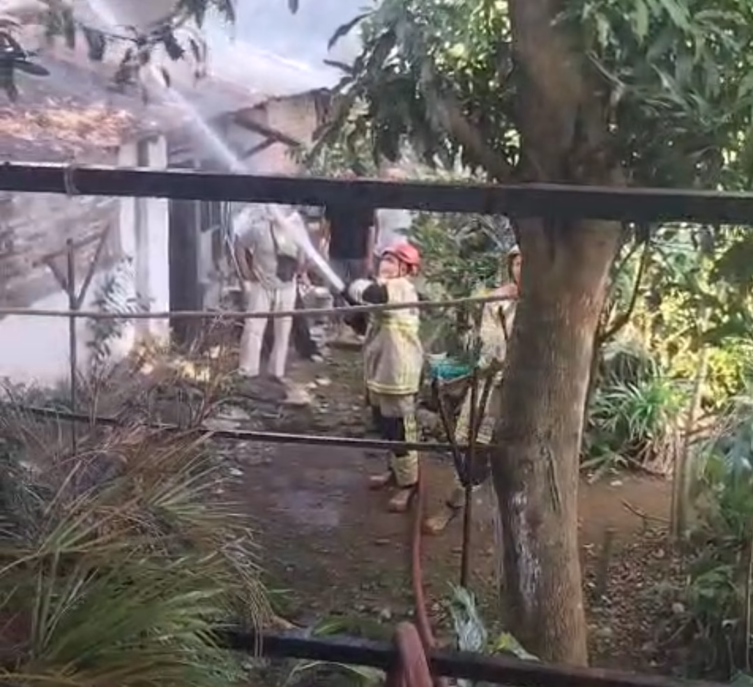 Petugas pemadam kebakaran sedang berupaya memadamkan api dari area belakang gerai Wizzmie Pekalongan yang terbakar, Sabtu (6/6/26). Foto : Istimewa