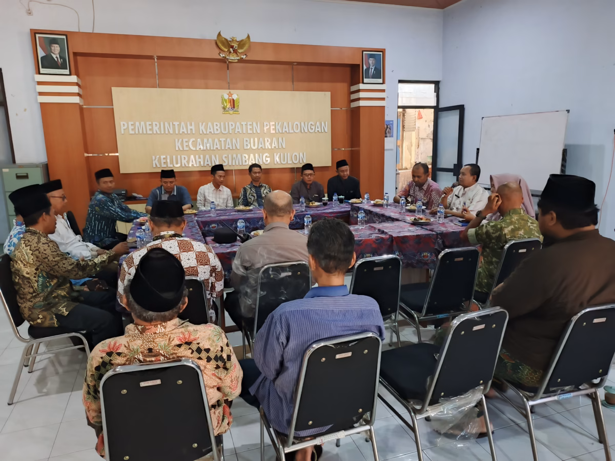 Jajaran Forkopimcam menggelar rapat khusus di Aula Kelurahan Simbangkulon menyikapi nasib keberlanjutan pendidikan eks santriwati Padepokan Padang Ati yang tidak lagi berkegiatan atau ditutup, Sabtu (6/6/26). Foto : Istimewa