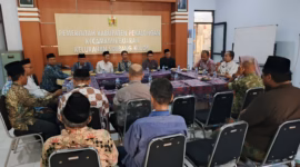 Jajaran Forkopimcam menggelar rapat khusus di Aula Kelurahan Simbangkulon menyikapi nasib keberlanjutan pendidikan eks santriwati Padepokan Padang Ati yang tidak lagi berkegiatan atau ditutup, Sabtu (6/6/26). Foto : Istimewa