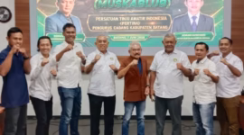 Ketua Pengprov Pertina Jawa Tengah, Drs. Sudarsono, Andre Yuniarto Heryadi berpose dengan Ketua Pertina Batang terpilih,  Ketua Caretaker Pertina Batang, Roman Assahab Ketua KONI Kabupaten Batang, Teguh Supriyanto dan jajarannya, Minggu (7/6/26). Foto : Istimewa