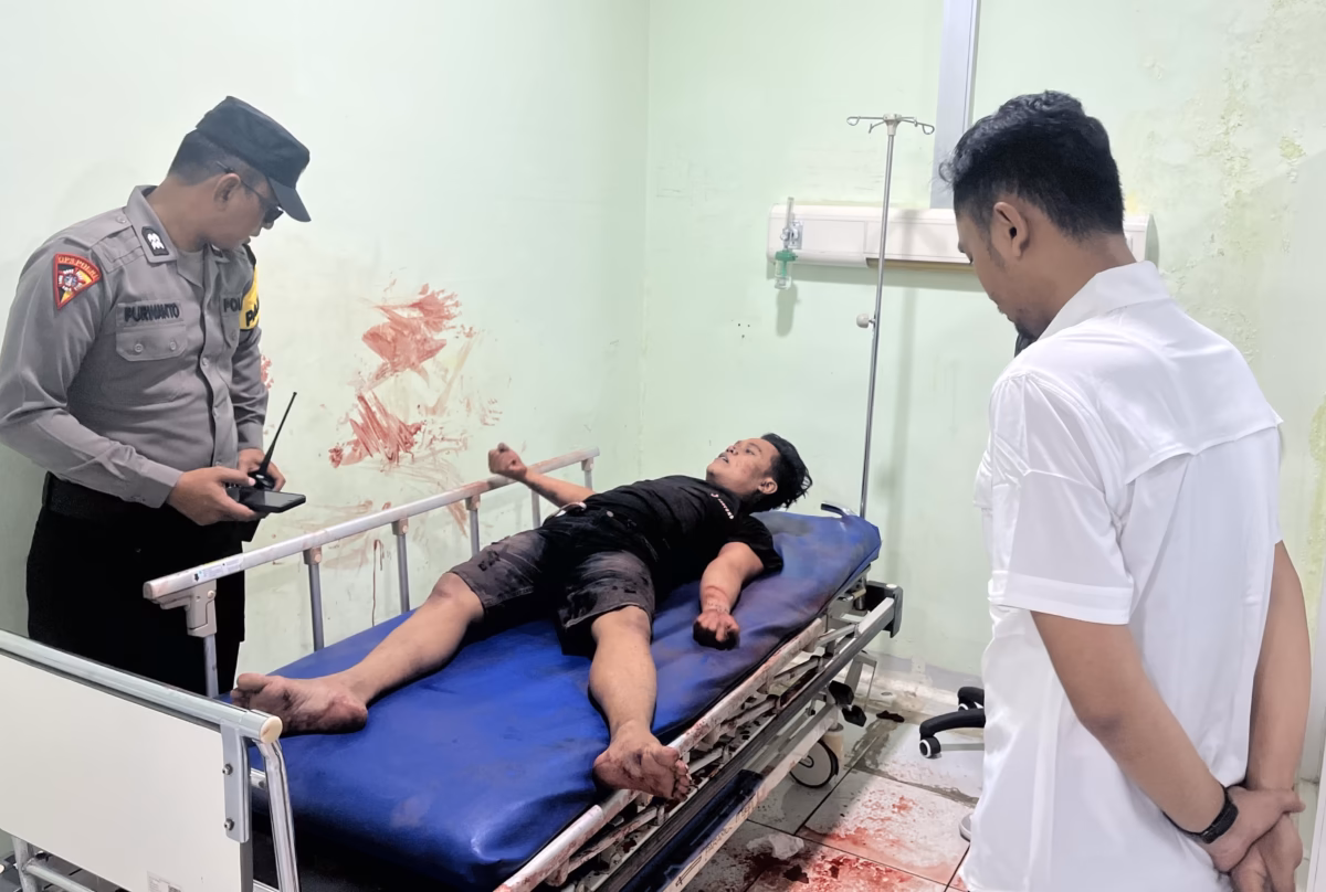 Korban setelah berhasil ditenangkan terbaring untuk mendapatkan perawatan dari tim medis IGD RS Siti Khotijah Kota Pekalongan, Senin (8/6/26). Foto : Istimewa