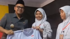 Bupati Batang M Faiz Kurniawan secara simbolis menyerahkan seragam kepada siswi penerima, Rabu (10/6/26). Foto : Istimewa