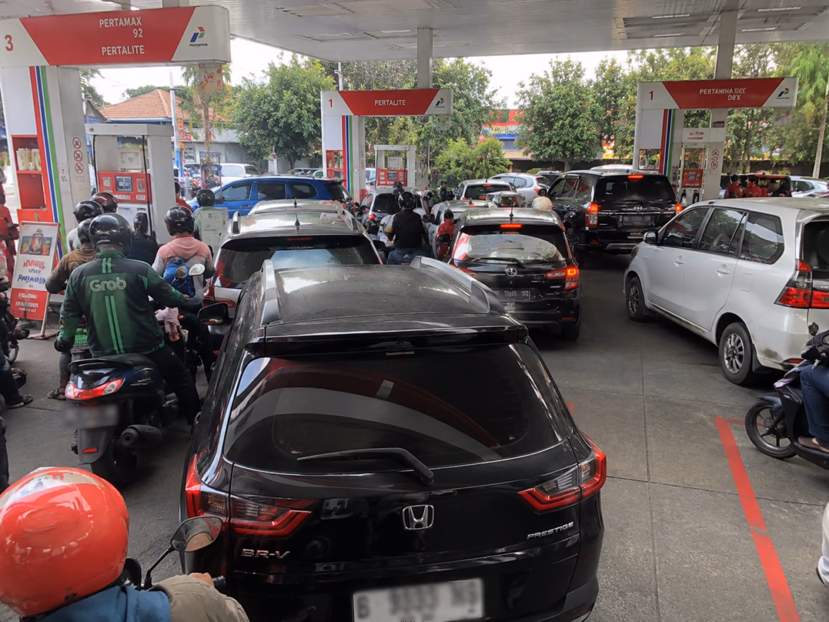 Ilistrasi antrean kendaran di SPBU