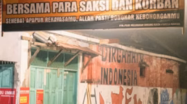 Spanduk dukungan warga Kelurahan Simbangkulon kepada Yakuza Maneges dan Polisi dalam mengawal dugaan kasus kekerasan seksual yang menyeret pimpinan Padepokan Padang Ati Pekalongan, Selasa (9/6/26). Foto : Istimewa