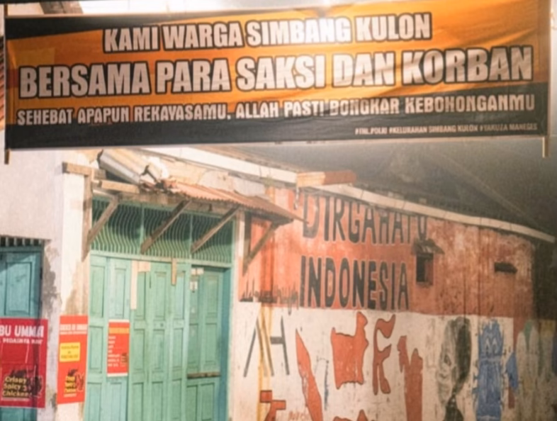Spanduk dukungan warga Kelurahan Simbangkulon kepada Yakuza Maneges dan Polisi dalam mengawal dugaan kasus kekerasan seksual yang menyeret pimpinan Padepokan Padang Ati Pekalongan, Selasa (9/6/26). Foto : Istimewa