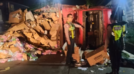 Dua anggota polisi dari Satlantas Polres Batang di depan truk yang terguling akibat kecelakaan di jalur Pantura, Selasa (9/6/26). Foto : Istimewa