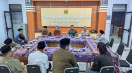 Pertemuan membahas kelangsungan nasib pendidikan santri eks Padepokan Padang Ati di Aula Kelurahan Simbangkulon, Kecamatan Buaran, Kabupaten Pekalongan dihadiri tokoh masyarakat, ulama, aparat keamanan, sosiolog, psikolog, perwakilan keluarga pimpinan Padepokan Padang Ati dan perwakilan sejumlah pondok pesantren setempat, Selasa (9/6/26).
