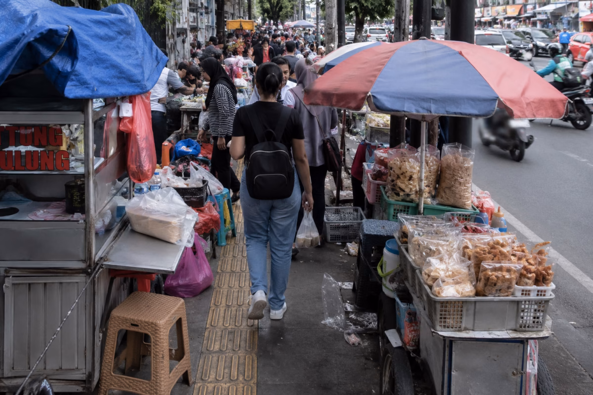 Foto ilustrasi AI di mana trotoar kota dipenuhi aktivitas pedagang kaki lima yang menumpuk menyebabkan pejalan kaki tidak bisa menikmati kenyamanan, Kamis (11/6/26). Foto : Istimewa