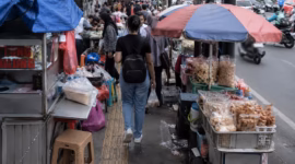 Foto ilustrasi AI di mana trotoar kota dipenuhi aktivitas pedagang kaki lima yang menumpuk menyebabkan pejalan kaki tidak bisa menikmati kenyamanan, Kamis (11/6/26). Foto : Istimewa