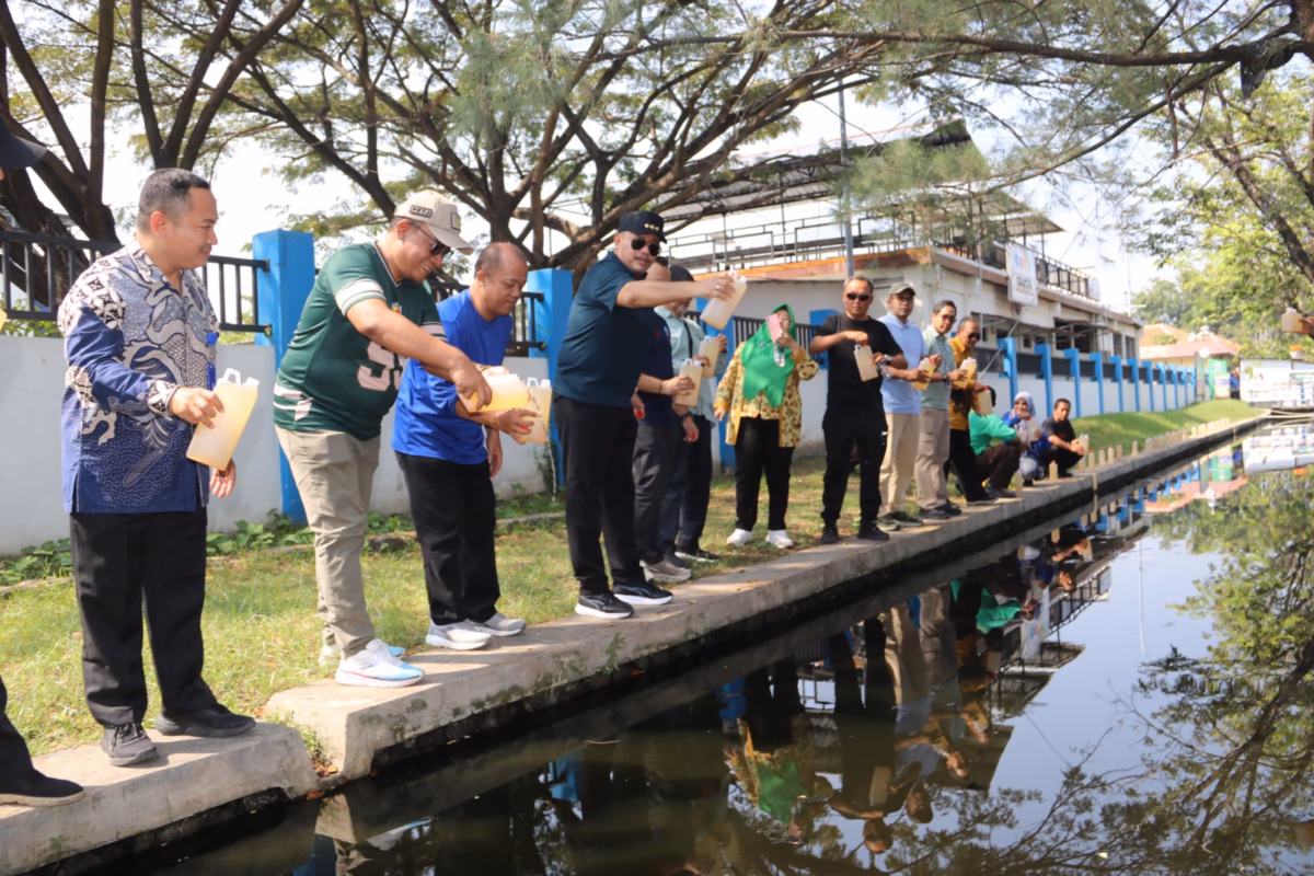 Uji coba cairan eco-enzim hasil fermentasi limbah organik yang dikembangkan dari riset dosen dan mahasiswa UMUS Brebes, Sabtu (13/6/26). Foto : Istimewa
