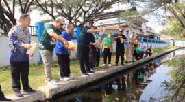 Uji coba cairan eco-enzim hasil fermentasi limbah organik yang dikembangkan dari riset dosen dan mahasiswa UMUS Brebes, Sabtu (13/6/26). Foto : Istimewa