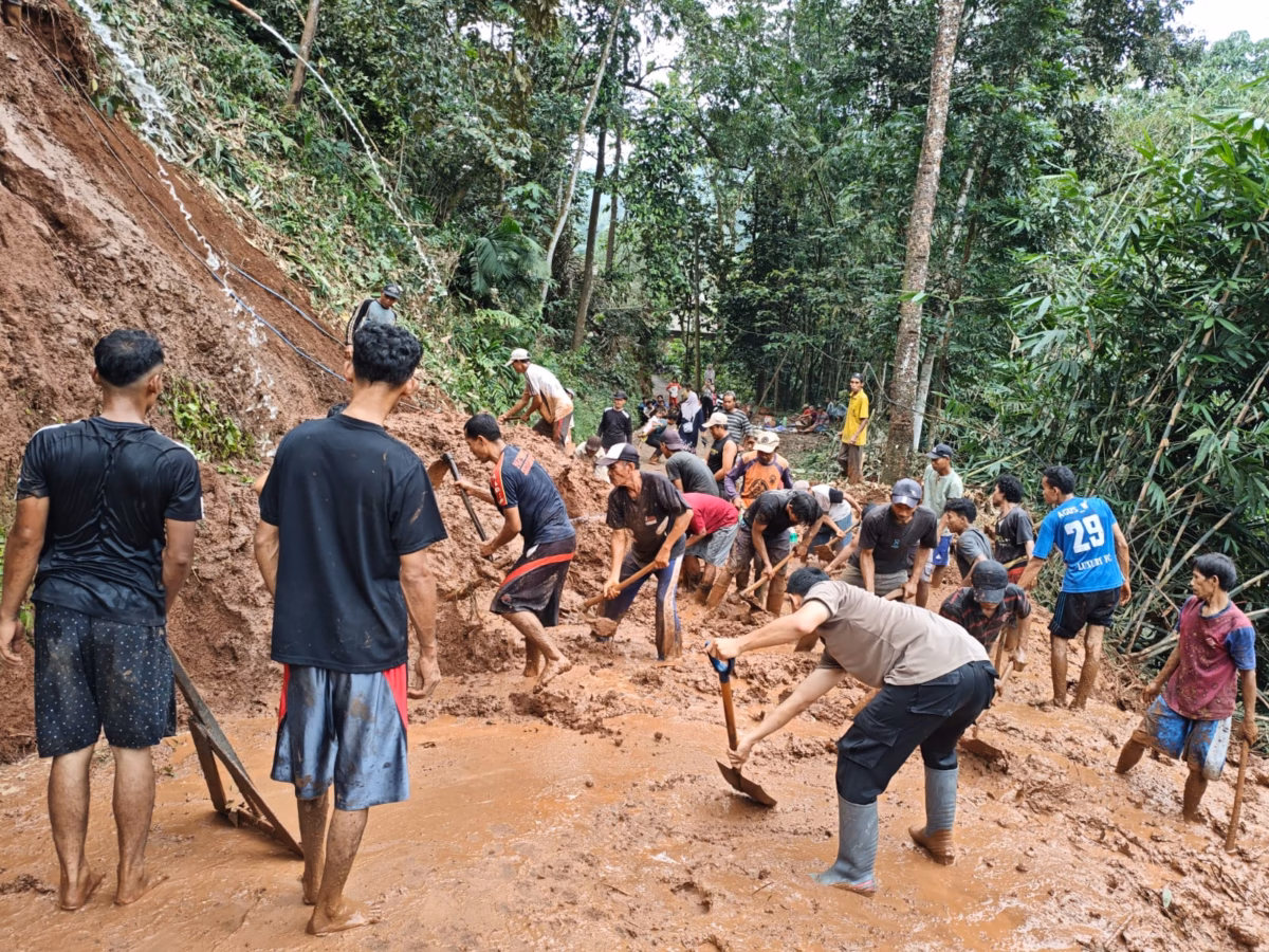 Anggota Polsek Kajen bersama warga Dukuh Bojonglarang, Desa Linggoasri bergotong-royong menyingkirkan timbunan longsor yang menutup akses satu-satunya menuju luar pedukuhan, Sabtu (13/6/26). Foto : Istimewa