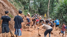 Anggota Polsek Kajen bersama warga Dukuh Bojonglarang, Desa Linggoasri bergotong-royong menyingkirkan timbunan longsor yang menutup akses satu-satunya menuju luar pedukuhan, Sabtu (13/6/26). Foto : Istimewa