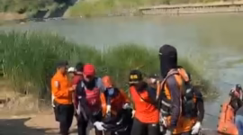 Basarnas dan tim gabungan mengevakuasi jenasah Khafids Rizki Alwafi (6) yang di temukan tenggelam di Sungai Comal sejauh 300 meter dari lokasi kajadian awal, Senin (15/6/26). Foto : Istimewa