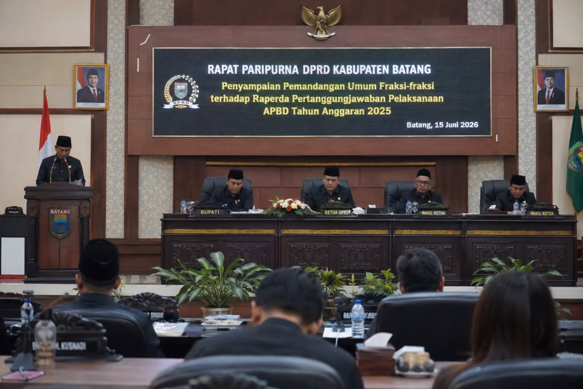 Rapat Paripurna DPRD Kabupaten Batang yang membahas pemandangan umum fraksi-fraksi terhadap Raperda sekaligus menyoroti SILPA di tahun anggaran 2025 yang tembus Rp115,9 miliar, Senin (15/6/26). Foto : Ilustrasi AI