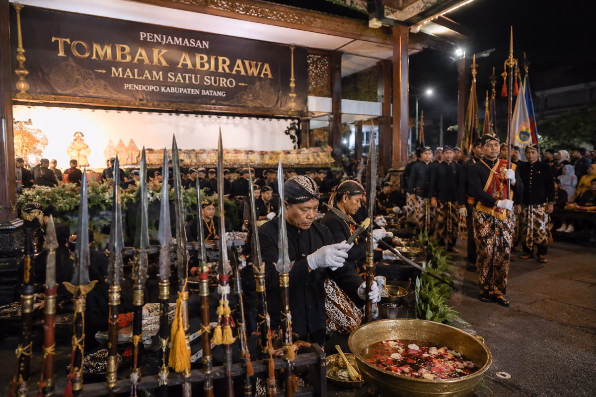 Peringatan Malam Satu Suro di Kabupaten Batang dilakukan dengan proses penjamasan Tombak Pusaka Abirawa peninggalan leluhur di pendopo kabupaten setempat, Senin (15/6/26) malam. Foto : Ilustrasi AI