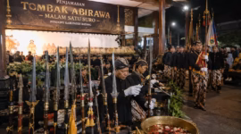 Peringatan Malam Satu Suro di Kabupaten Batang dilakukan dengan proses penjamasan Tombak Pusaka Abirawa peninggalan leluhur di pendopo kabupaten setempat, Senin (15/6/26) malam. Foto : Ilustrasi AI