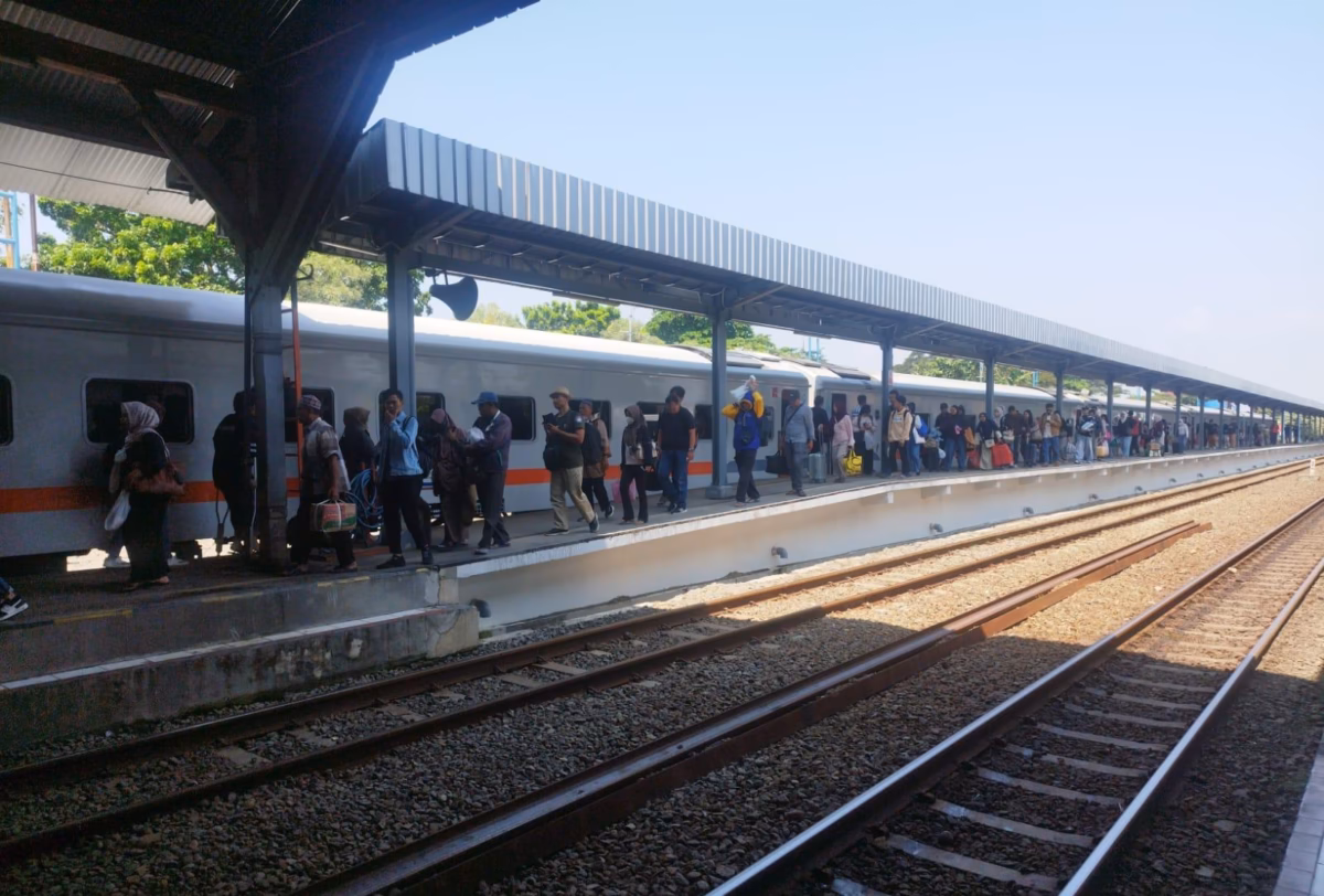 Libur panjang Tahun Baru Islam 1448 Hijriah membuat Stasiun Pekalongan nyaris tanpa jeda dari lalu lalang penumpang, Selasa (16/6/26). Foto : Istimewa
