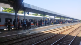 Libur panjang Tahun Baru Islam 1448 Hijriah membuat Stasiun Pekalongan nyaris tanpa jeda dari lalu lalang penumpang, Selasa (16/6/26). Foto : Istimewa