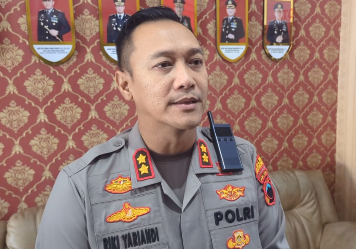 Kapolres Pekalongan Kota AKBP Riki Yeriandi saat memberikan keterangan kepada wartawan di lobi mapolres setempat, Rabu (16/6/26).