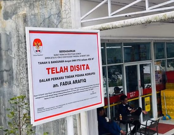 KPK menyita sejumlah minimarket yang diduga merupakan aset milik mantan Bupati Pekalongan Fadia Arafiq di mana salah salah satunya berdiri di lahan yang berlokasi di Desa Domiyang, Kecamatan Paninggaran, Rabu (17/6/26). Foto : Istimewa