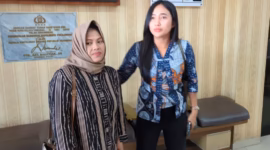 Fadlila Diani Putri Kuasa hukum mantan Bupati Pekalongan Fadia Arafiq dan sejumlah orang dekatnya mendampingi mantan pembantu di rumah dinas atau pendopo kabupaten saat memenuhi panggilan pemeriksaan oleh penyidik KPK di Mapolres Pekalongan Kota, Rabu (17/6/26).
