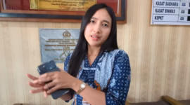 Fadlila Diani Putri kuasa hukum Fadia Arafiq saat memberikan keterangan kepada wartawan di ruang tunggu Mapolres Pekalongan Kota, Rabu (17/6/26).