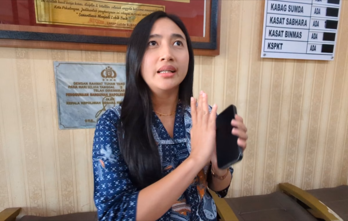 Fadlila Diani Putri kuasa hukum Fadia Arafiq saat memberikan keterangan kepada wartawan di ruang tunggu Mapolres Pekalongan Kota, Rabu (17/6/26).
