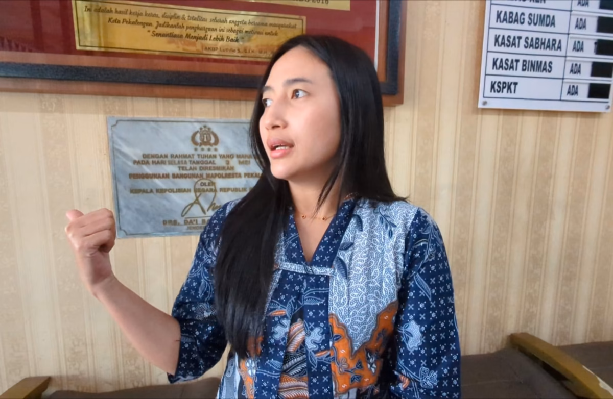 Fadlila Diani Putri kuasa hukum Fadia Arafiq saat memberikan keterangan pers di ruang tunggu Mapolres Pekalongan Kota, Rabu (17/6/26).