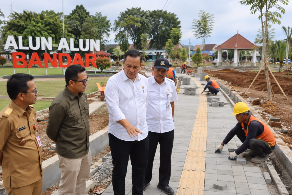 Warga Kecamatan Bandar bakal memiliki alun-alun baru dengan penampakan yang berbeda dari sebelumnya setelah perkembangannya dicek langsung oleh bupati, Rabu (17/6/26). Foto : Ilutrasi AI